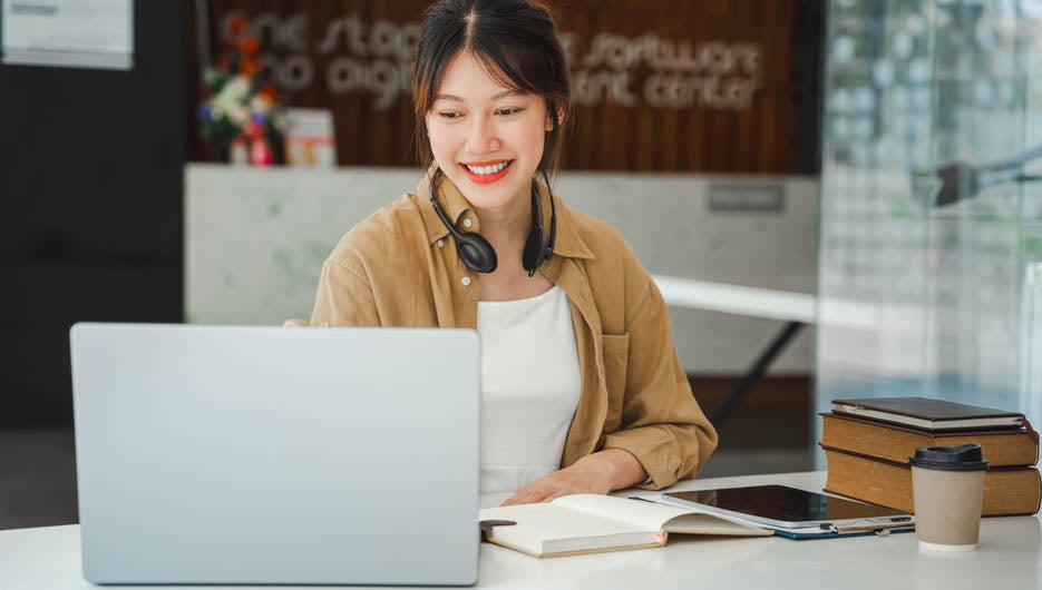Asian businesswoman working on laptop computer Look for job onli