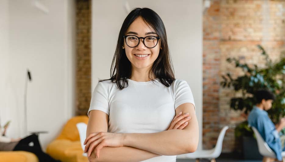 smiling-woman-with-glasses-folding-arms