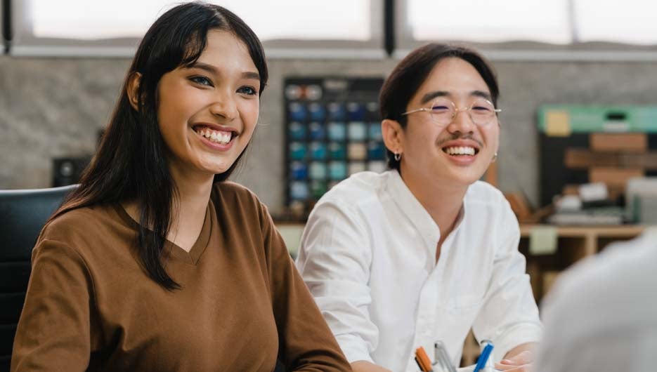 smiling-woman-and-man-in-meeting